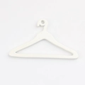 Detailweergave van een witte emaille kledinghangerbedeltje voor DIY-sieraden en meer - Wit