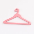 Detailopname van een roze mini-legering kledinghanger hanger met ophanggat aan top - Rozerood
