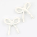 Détail des boucles d'oreilles nœud blanc mat avec texture de corde tressée en alliage - Blanc