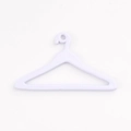 Dettaglio appendino bianco in plastica per bambole con foro circolare per vestiti - Viola