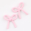 Vue détaillée de breloques nœuds roses avec texture corde pour bijoux DIY - Rose