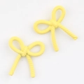Détail de pendentifs nœuds jaunes avec texture de corde torsadée pour création de bijoux DIY - Jaune