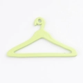 Dettaglio gruccia in plastica verde chiaro con design a triangolo e foro per il gancio - Verde