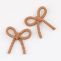 Détail de breloques nœuds marron pour bricolage avec texture torsadée et fini mat - Café