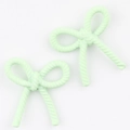 Détail d'un pendentif nœud vert menthe avec texture corde pour la création de bijoux - Vert