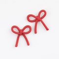 Détail de breloques nœuds rouges avec texture de corde pour création de bijoux DIY - Rouge