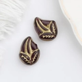 Detail von zwei dunkelburgunderroten Blattperlen mit goldener Aderung für DIY-Schmuck - Violett (00401301)