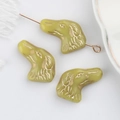 Dettaglio di perline di levriero in vetro verde e oro per gioielli fai da te e bracciali - Giallo