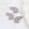 Vista macro di perle di cane in vetro ceco viola con accenti dorati per gioielli fai-da-te - Viola Chiaro