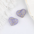 Dettaglio di perline a cuore in vetro viola con pois dorati per creazione di gioielli - Viola
