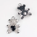 Détail macro du pendentif ours avec cristaux blancs et pierre de coeur noir recto-verso - Argent Noir