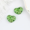 Dettaglio di perline di vetro verde a forma di cuore con pois dorati per gioielli - Verde Smeraldo