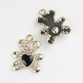 Vue détaillée de l'avant et de l'arrière d'un pendentif ours doré avec strass - Or Noir