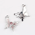 Détail du pendentif papillon avec émail rose et perles pour création de bijoux DIY - Base Argent Blanc Rose