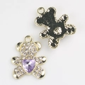 Détails de pendentifs ours avec cœurs violets et incrustations de cristaux blancs - Or Violet
