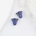 Detail van vintage blauwe Tsjechische glaskralen met handgeschilderde gouden bloempatronen - Blauw