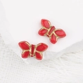 Gros plan de perles papillon en verre rouge avec dorure sur des pierres blanches - Rouge (00630801)