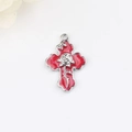 Détail d'un pendentif croix en émail rouge avec rose argentée pour bijoux personnalisés - Argent Rouge