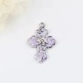 Détail du pendentif croix en émail lavande avec rose argentée pour bijoux DIY - Argent Violet