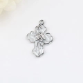 Vue macro d'un pendentif croix en alliage argenté avec rose 3D et émail blanc incrusté - Argent Blanc