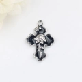 Détail du pendentif croix en argent avec émail noir et motif de rose en relief - Argent Noir