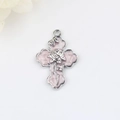 Détail d'un pendentif croix en alliage argenté avec émail rose et rose centrale fine - Rose Argenté