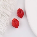 Gros plan de perles en verre en forme de fraise rouge pour création de bijoux DIY - Rouge