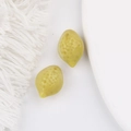 Vue détaillée de perles de citron 3D jaunes avec une texture de peau réaliste - Jaune Terre