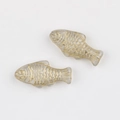 Detail von durchscheinenden Glas-Fischperlen mit handgemalten Goldschuppen für DIY - Transparent