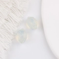 Vue détaillée de deux perles en verre opale facettées en forme de citron pour bijoux - Transparent