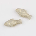 Makro-Detail von zwei fischförmigen Glasperlen mit handbemalten Goldschuppen für DIY-Schmuck - Jade Weiß