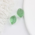Gros plan de deux perles en verre vert en forme de citron pour création de bijoux DIY - Vert Transparent