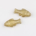 Makroaufnahme von bernsteinfarbenen Glasfischperlen mit Golddetails für DIY-Schmuck - Transparentes Gelb