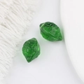 Gros plan de perles en verre vert translucide en forme de noix avec texture pour bijoux DIY - Vert Foncé Transparent