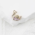 Vue macro d'un pendentif lune en alliage doré avec émail violet et zircon incrusté - Blanc Violet Or