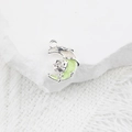 Vue macro d'un pendentif lune en argent avec rose en émail et zircon brillant - Blanc Vert Argent