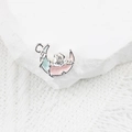 Détail d'un pendentif lune avec rose en émail et cristal en alliage argenté - Bleu Rose Argent