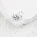 Vue détaillée du pendentif lune argentée avec rose et pierre de zircon brillante - Blanc Gris Argent