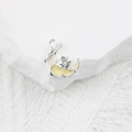 Détail du pendentif croissant de lune en alliage argenté avec émail jaune et zircon rose - Blanc Jaune Argent