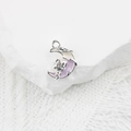 Détail du pendentif lune avec rose et strass sur fond de dentelle blanche et pierre - Blanc Violet Argent