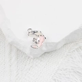Vue macro du pendentif lune avec incrustation de rose émaillée et pierre de zircon - Blanc Rose Argent