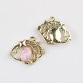 Detailansicht goldener Oval-Anhänger mit rosa Opal und Zirkonia in Vorder- und Rückansicht - Gold Rosa Zirkonia