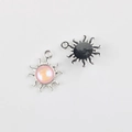 Λεπτομέρεια από μενταγιόν ηλίανθου από ασήμι με ένθετο ροζ και μαύρο ρητίνη - Ασημένια Βάση Ροζ Ζιργκόν
