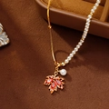 Collier chaîne serpent dorée et perles avec pendentif feuille d'érable en zircon rouge - Or