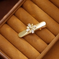Eleganter goldener Blumen-Haarclip mit klaren Zirkonia-Kristallen auf Schmuckkästchen - 14K Gold