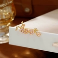 Elegante Blumenbrosche mit rosa Emaille und Gold-Finish auf luxuriösem Hintergrund - Rosa (XZ095-1)