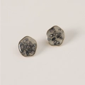 Pendientes dorados geométricos retro con incrustación de resina y nácar en fondo crema - Negro