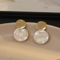 Boucles d'oreilles rétro à damier doré avec mosaïque de nacre et clous en métal brossé - Or Clair Brossé et Blanc Crème