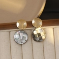 Boucles d'oreilles mosaïque en nacre damier avec métal brossé doré et teintes gris violet - Or Clair Brossé et Noir