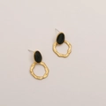 Elegantes pendientes de aro ondulados en oro mate con botón ovalado negro minimalista - Oro Mate Y Verde Oscuro